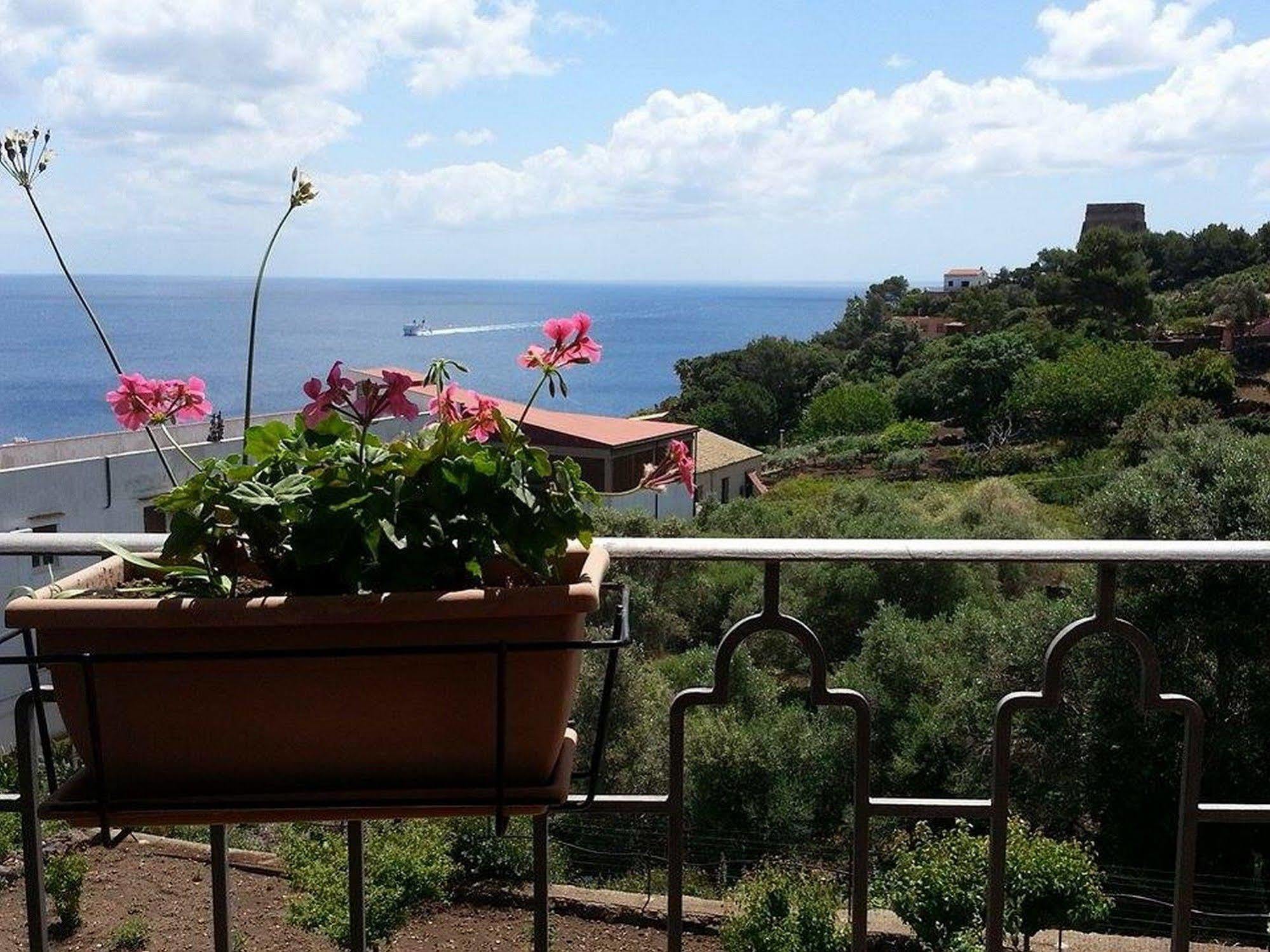 Hotel Clelia Isola di Ustica Exterior photo